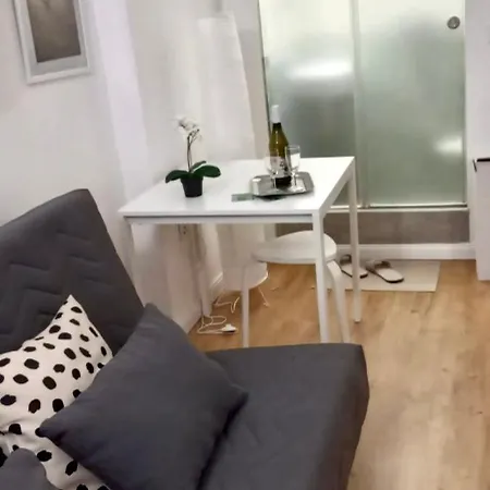 אכסניה & Miavik *