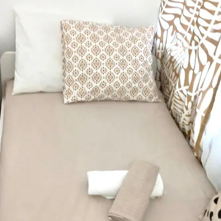 אכסניה & Miavik